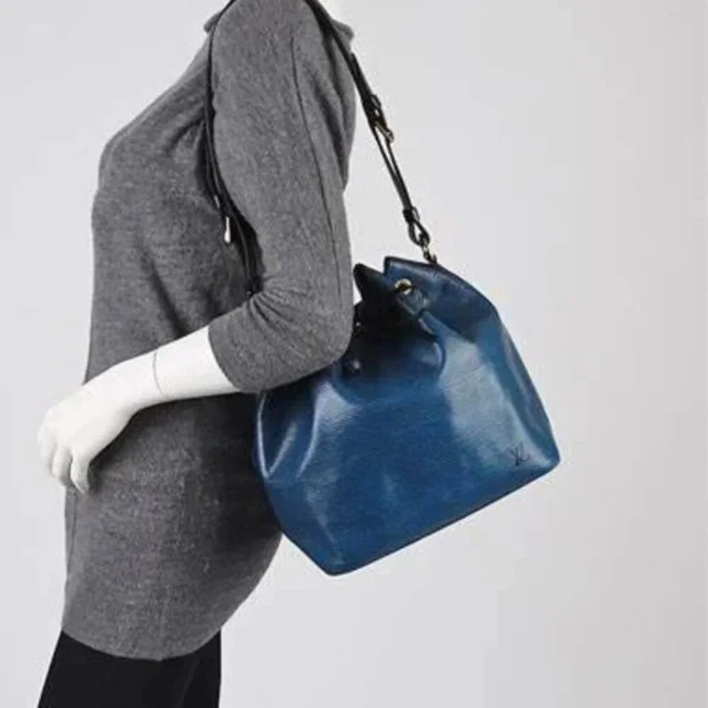 Louis Vuitton shoulder Bag Noe Blue epi